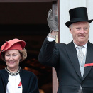 The King and Queen greeting the Children's Parade from the Palace balcony (Photo: Stian Lysberg Solum / NTB scanpix) 